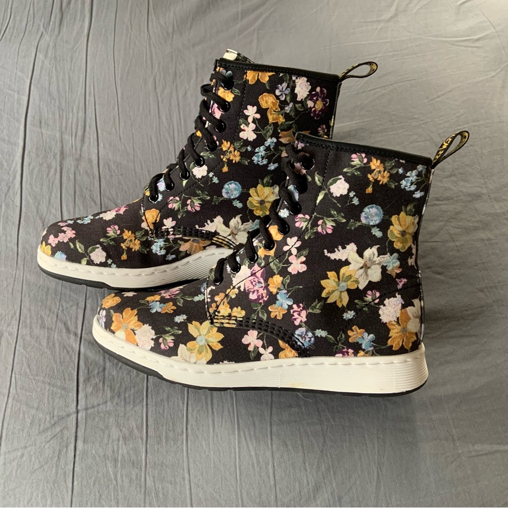 NEW Dr. Martens Darcy Black Floral Newton Leather Hi-Top Boots Size 10 - Picture 3 of 12